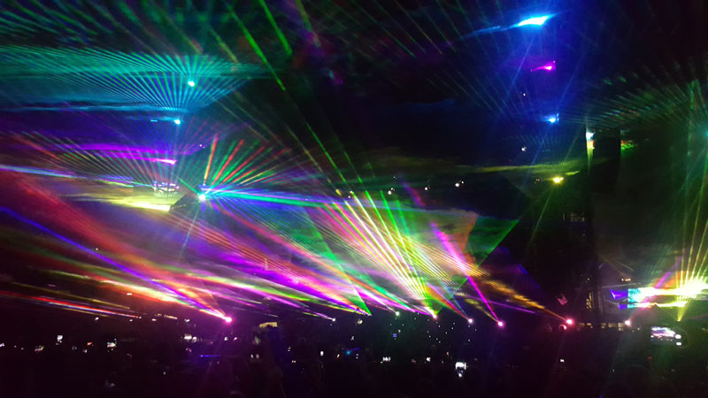 Dekorasi Laser Konser Coldplay