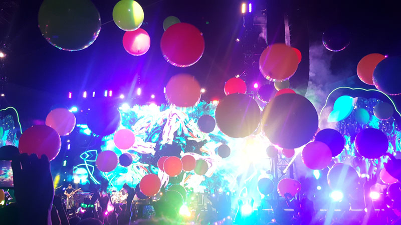 Coldplay - Dekorasi Bola Warna Warni