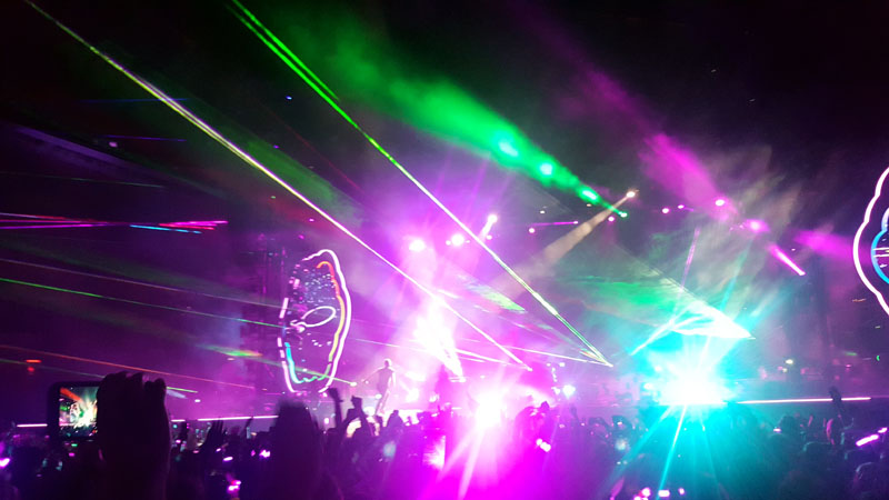 Dekorasi Laser Konser Coldplay